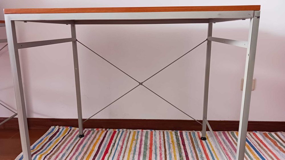 Conjunto de 3 secretárias. 80(l)x60(p)x75(a)