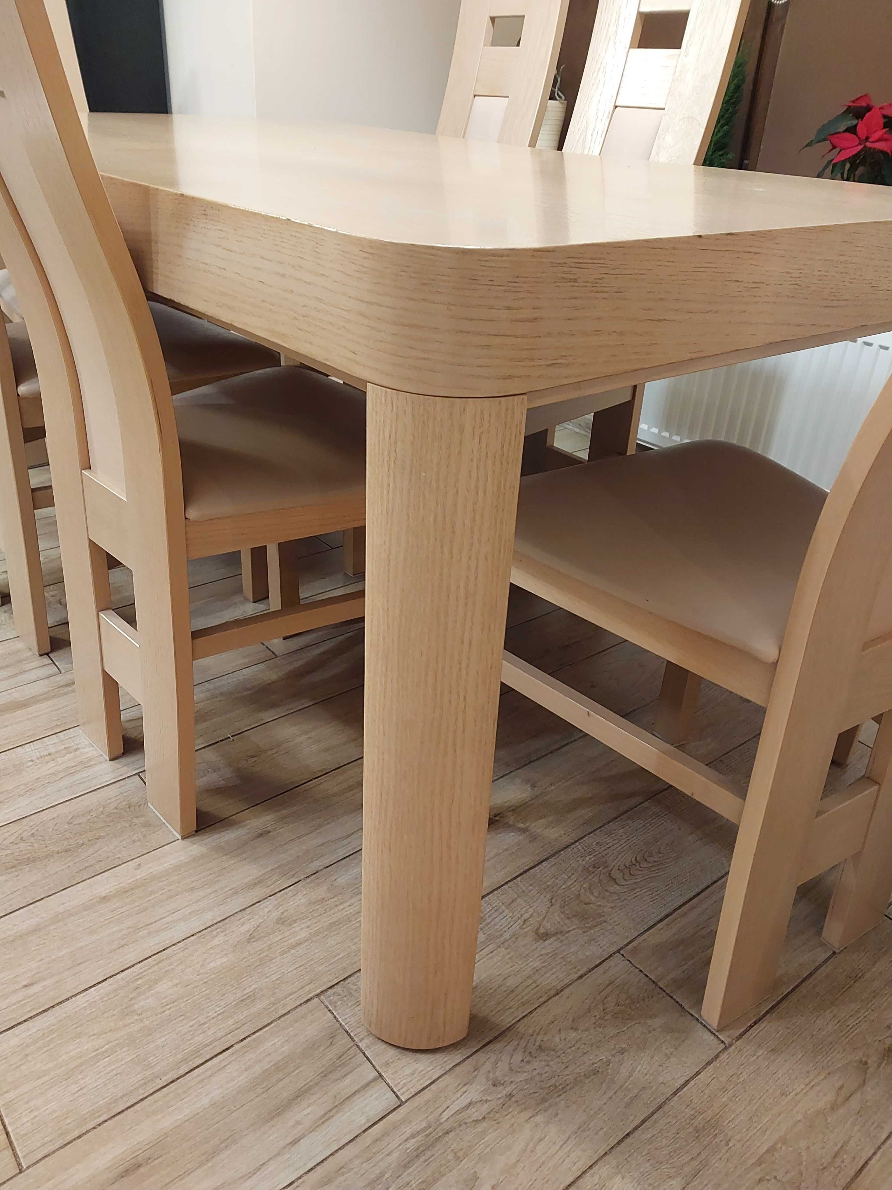 Stół plus krzesła kolor dąb jasny.