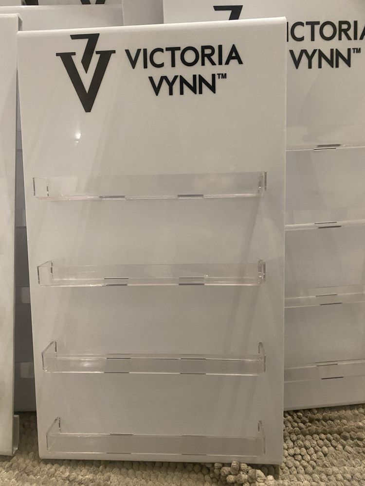 Ekspozytor wiszacy na lakiery 36szt. Marki  victoria vynn