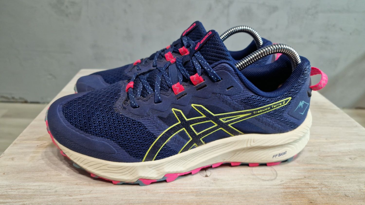 жіночі Asics Trabuco Terra 2 Trainers розмір 40