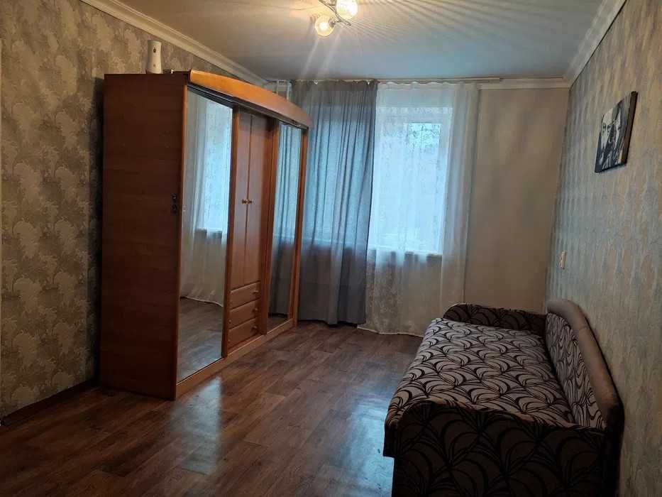 2 кімнатна квартира на Проспекті, Виставка, середній поверх