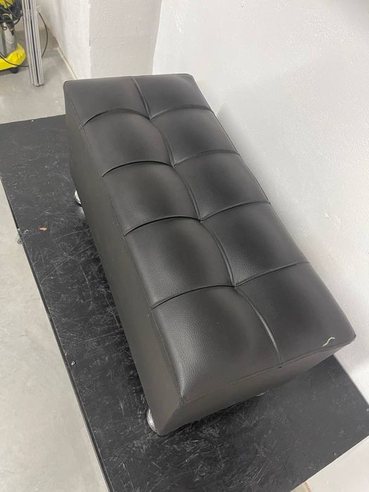 Пуфік чорний з металевими ніжками.