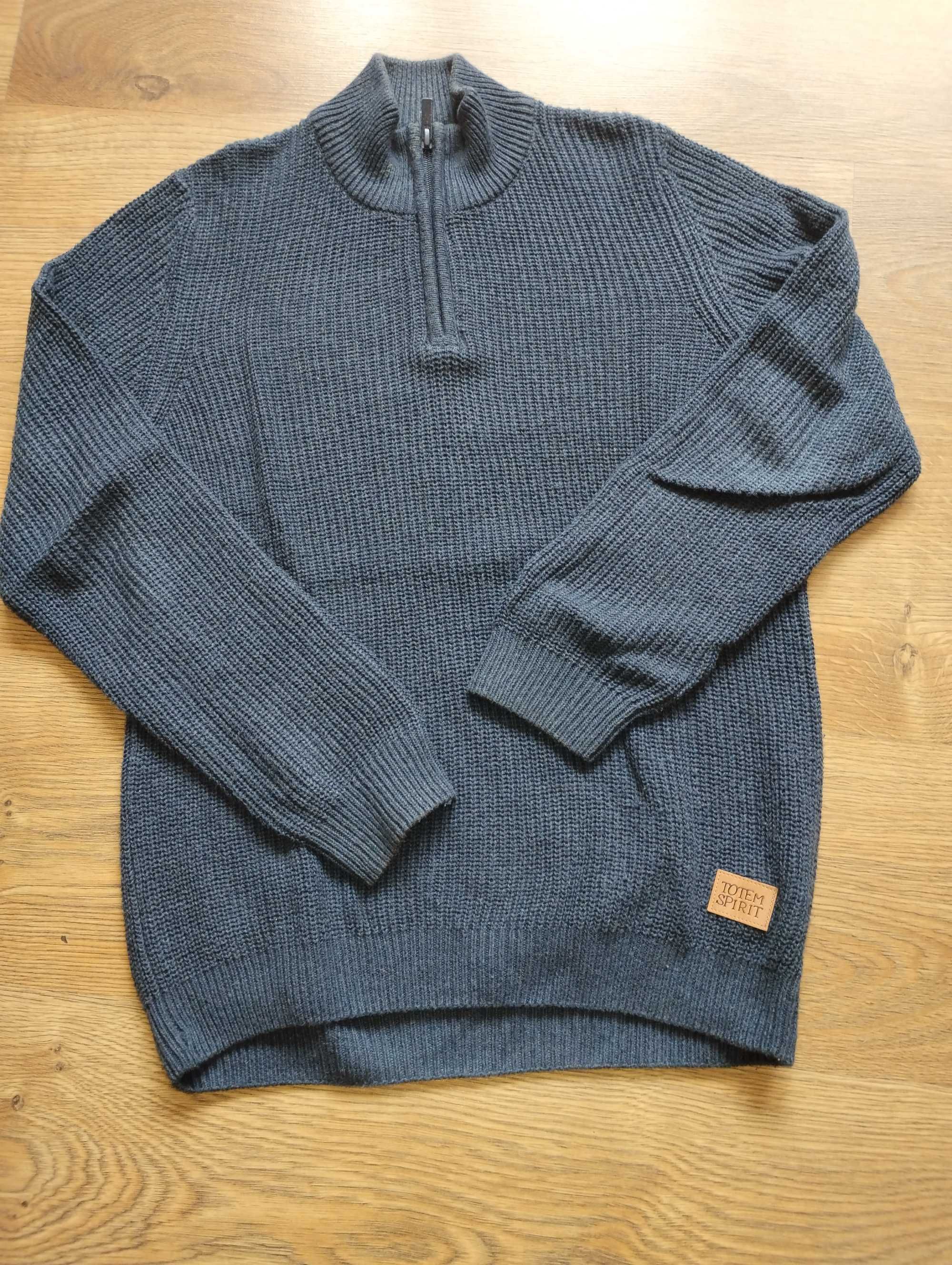 Granatowy sweter dla chłopca