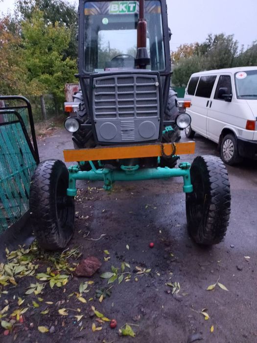 Трактор ЮМЗ 6 в робочему стані