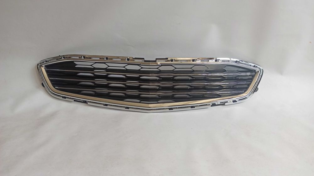 Решітка радіатора Chevrolet Malibu 2016-18, 2019-23