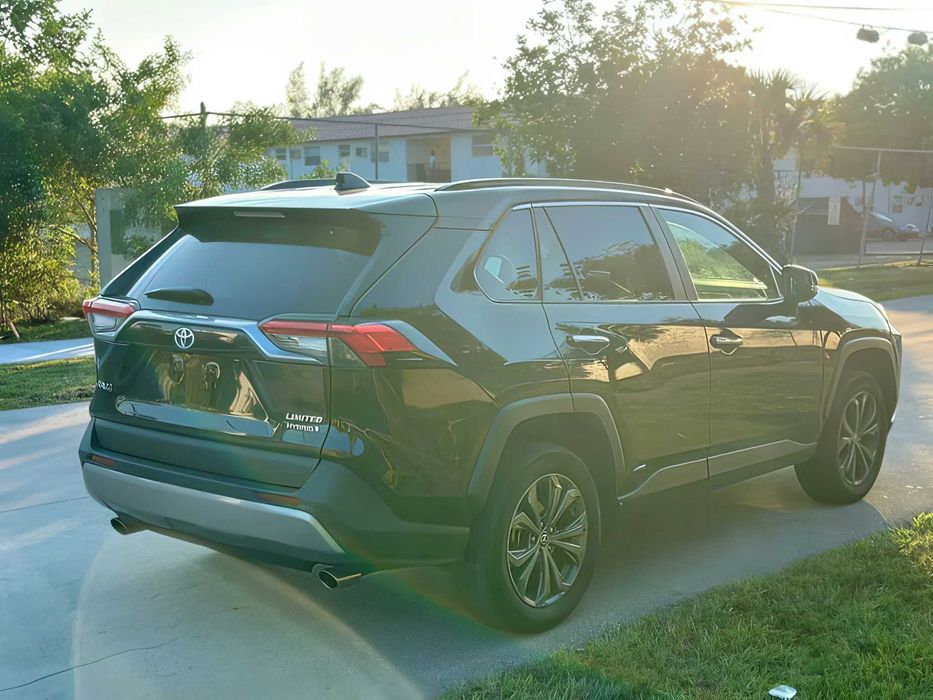 Toyota RAV4      2023
