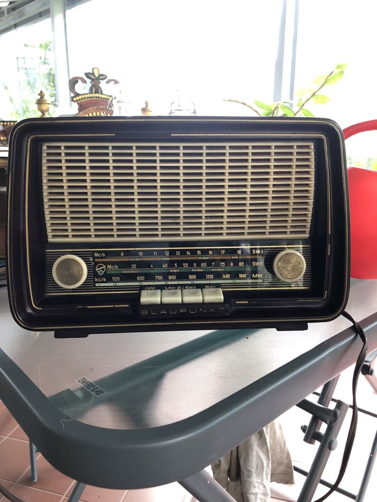 Radio muito antigo, marca Blaupunkt.  Encontra-se impecável.