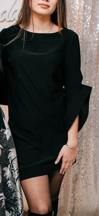 Сукня з асиметричними рукавами та довжиною