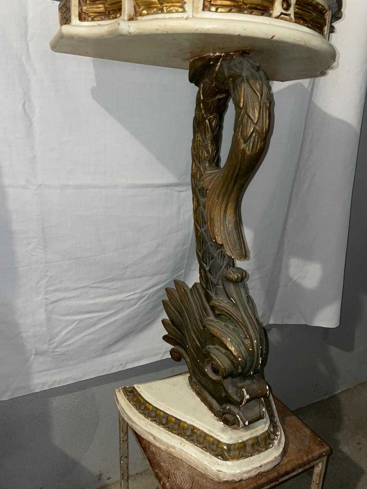 Mesa de canto com escultura