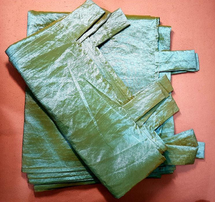 Vendo 2 lindos cortinados c/alças, e acetinados