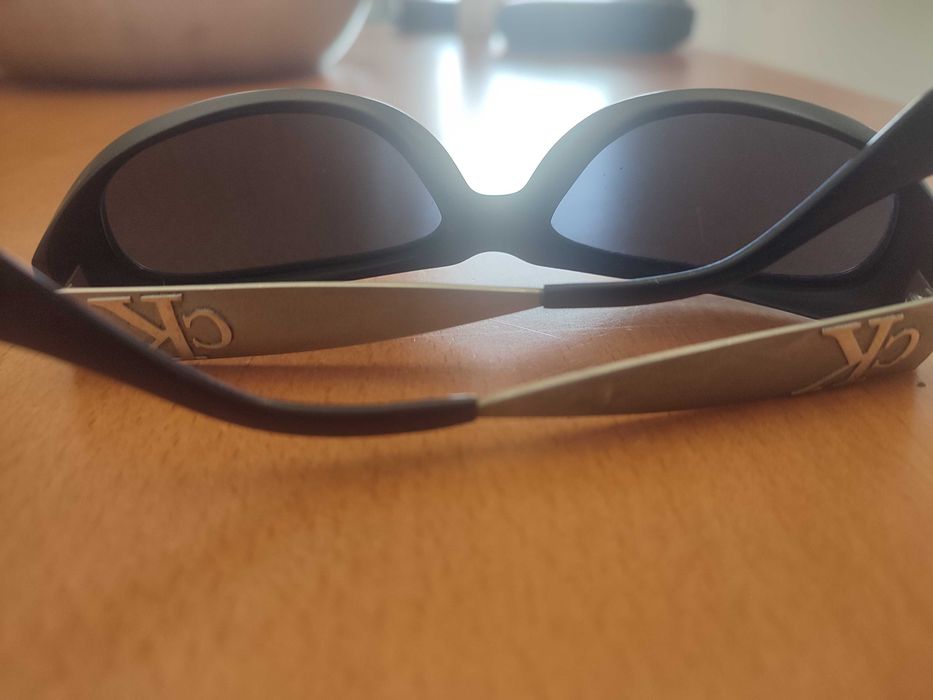 Óculos de sol Calvin Klein preto e aste prateada