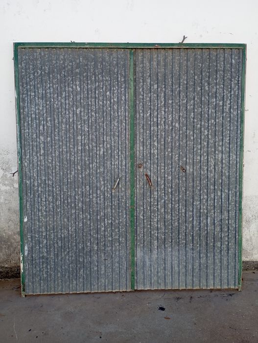 Portão em ferro forrado a chapa