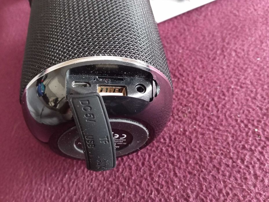 Hykker Głośnik Przenośny Bluetooth Zewnętrzny czarny 10W/ RadioFM /5h