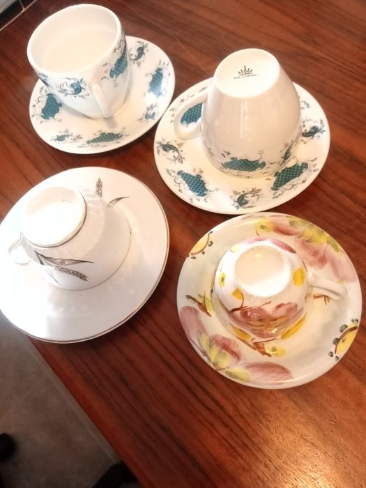 Quatro lindas chávenas antigas para coleção