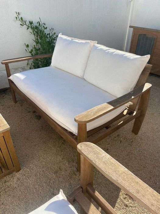Conjunto de jardim: cadeirão e sofá com mesa de apoio, com almofadas