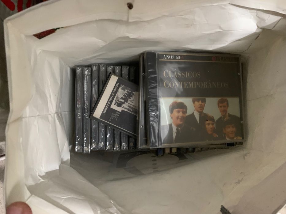 Coleção de cds e vhs , aquecedor. Coluna vertical