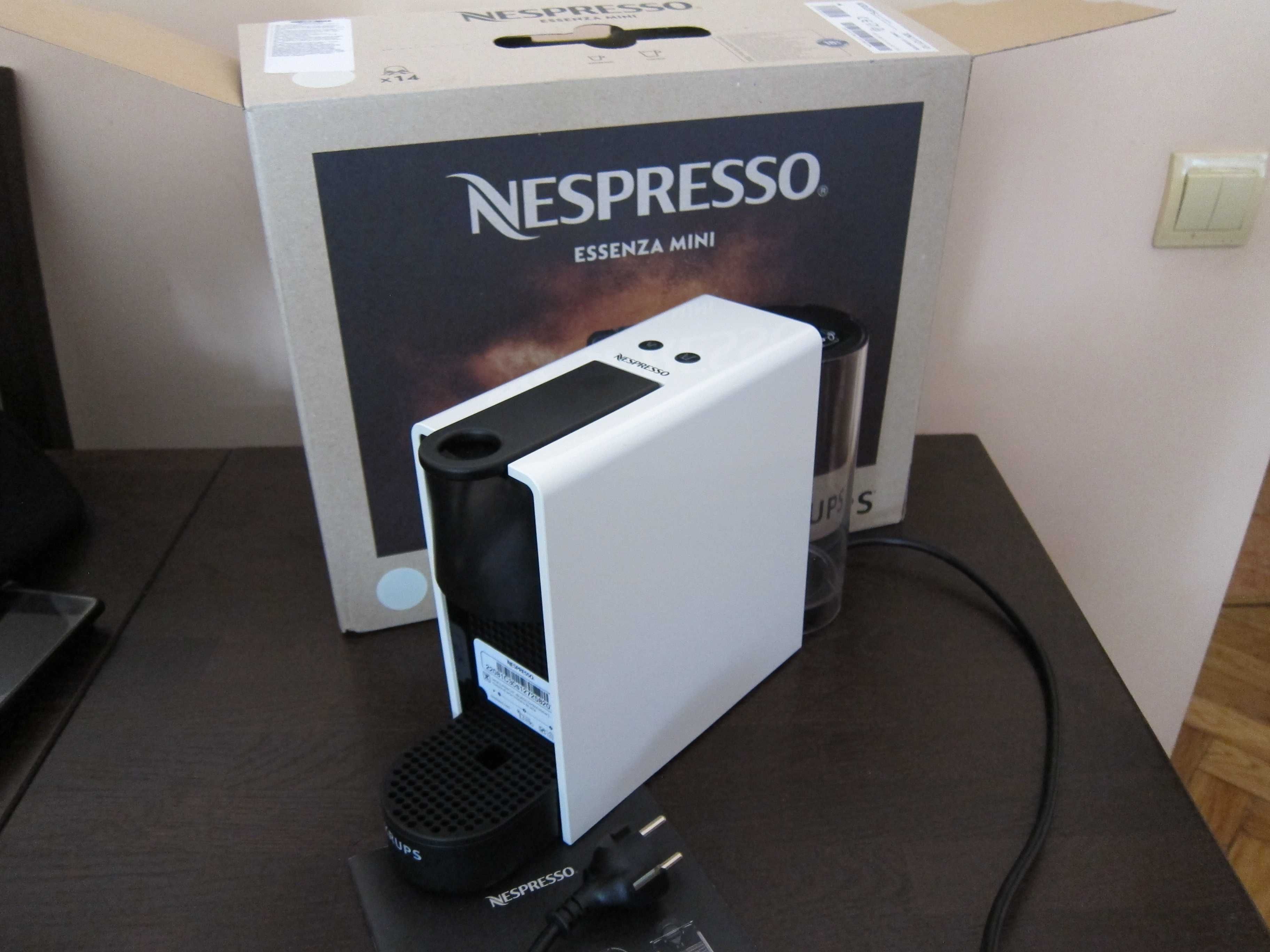 Капсульна кавоварка Krups Nespresso Essenza Mini XN1101 (нова)