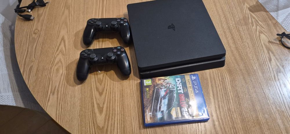 Konsola PS4 -slim