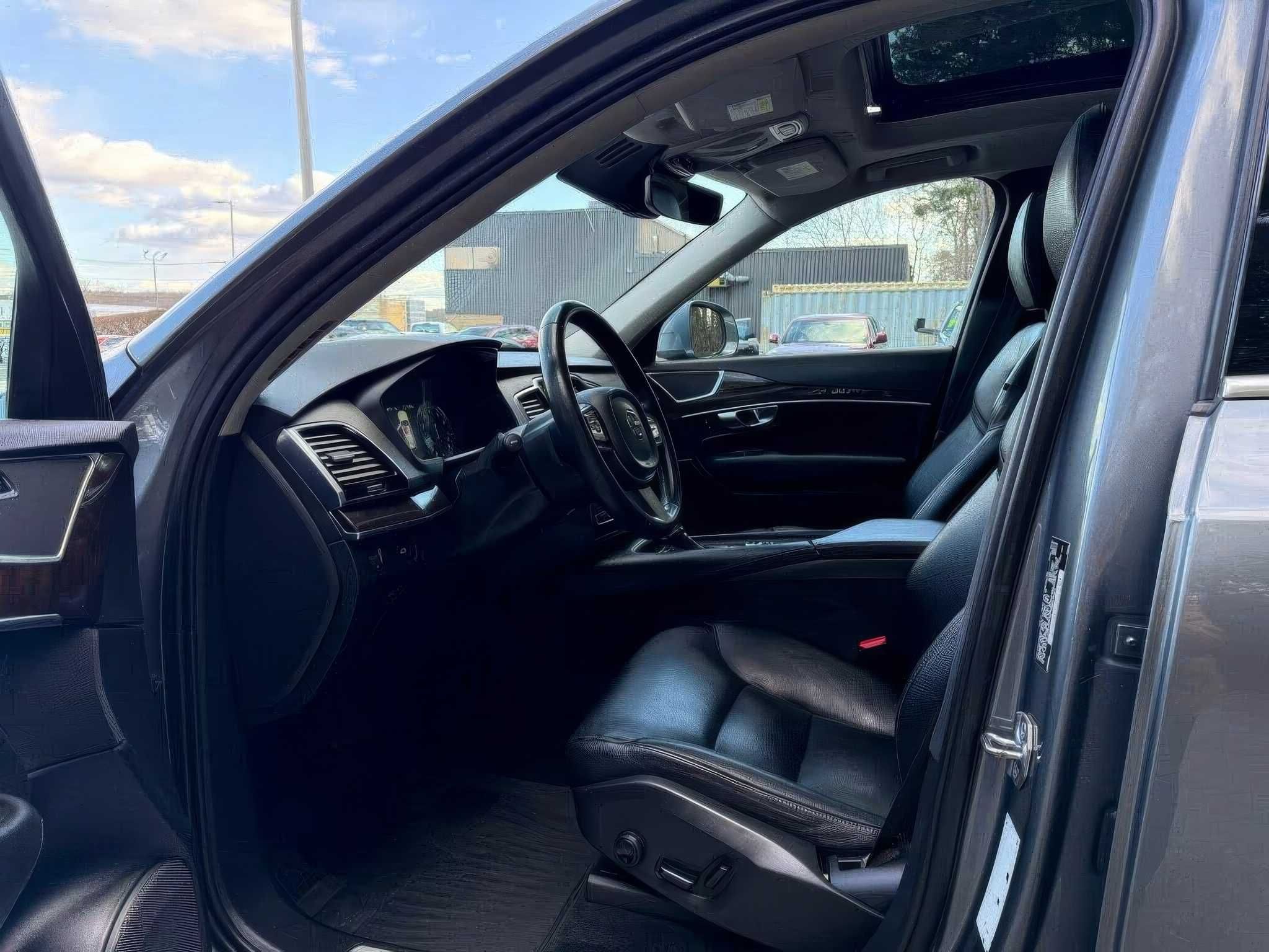 2017 Volvo XC90 T6 Momentum