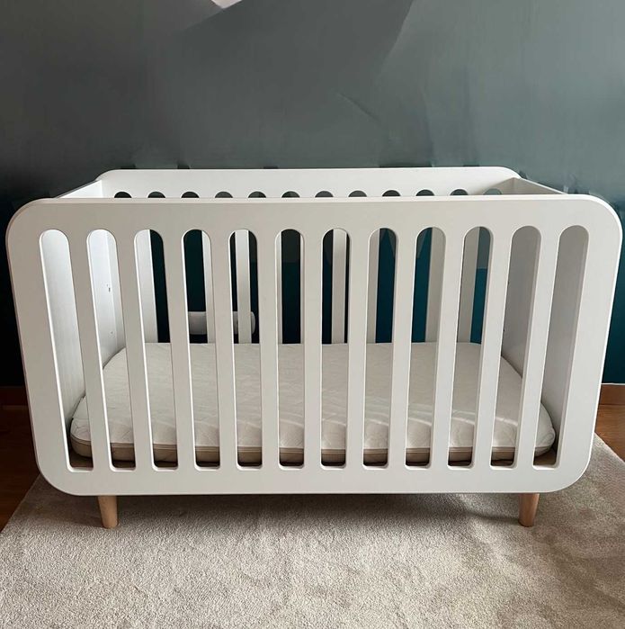 Cama de grades de bebé, com 3 posições. Inclui colchão. Mto bom estado