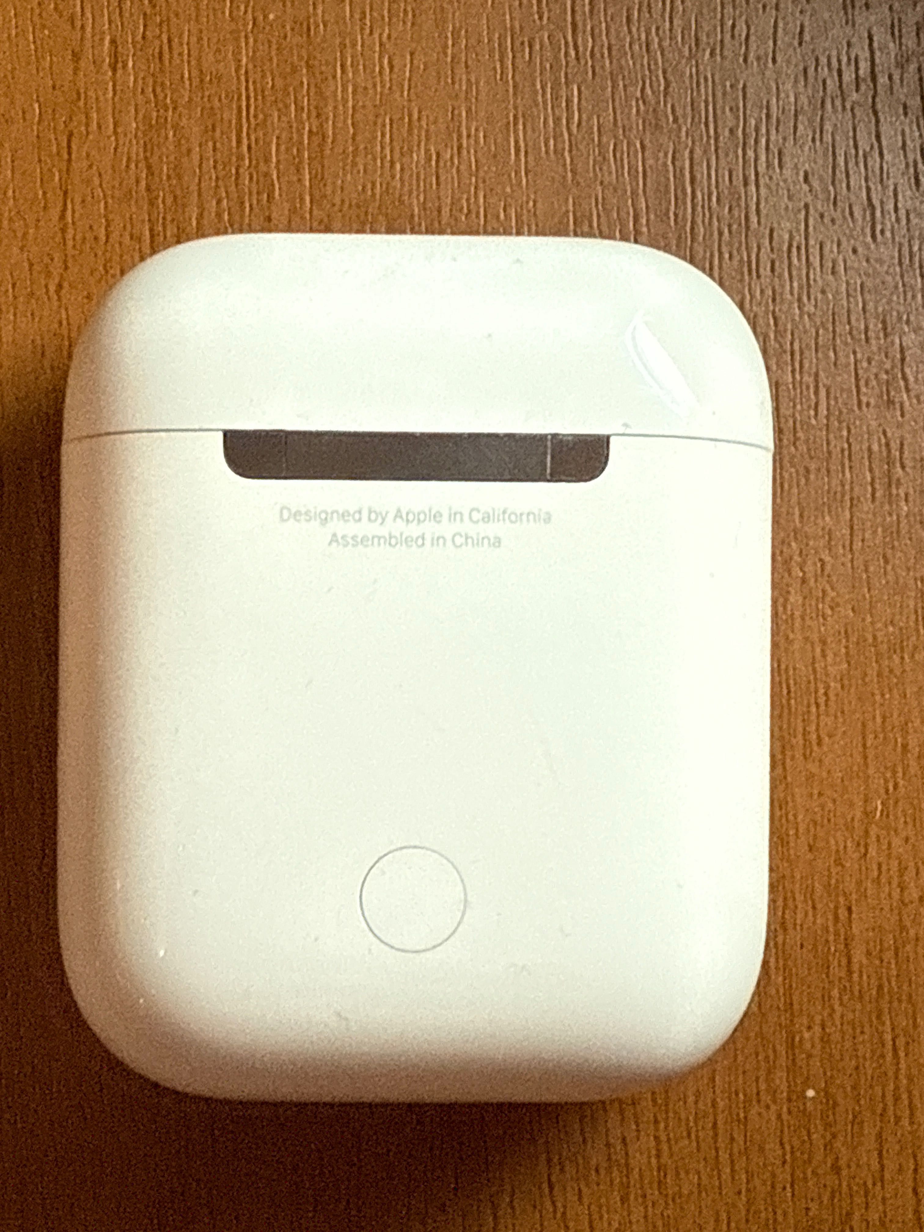 Оригінальний кейс від AirPods 2