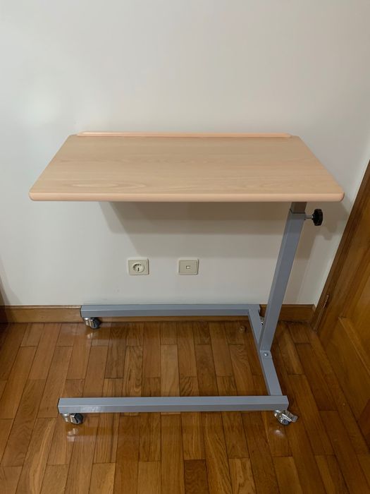 Cama hospitalar, com mesa de apoio e cadeira sanitária