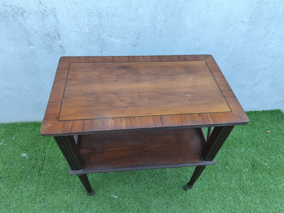 Estante antiga com rodas