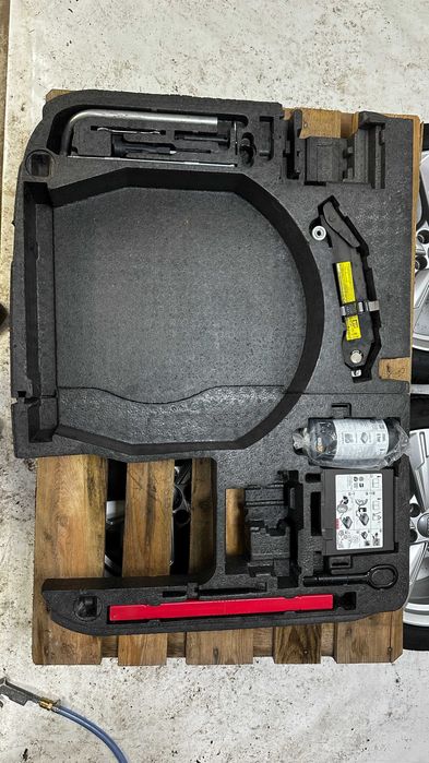 Audi TT 8J Wkład bagażnika zestaw naprawczy koła kompresor lewarek klu