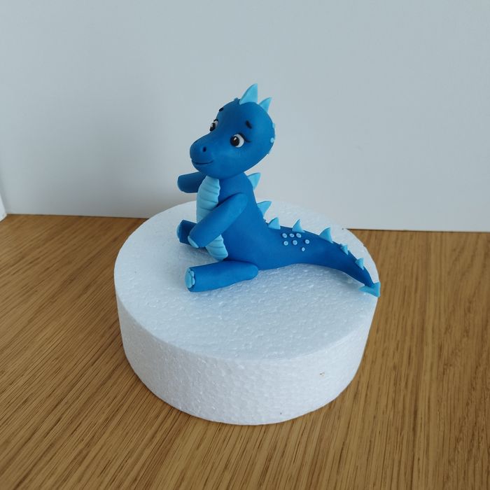 Figurka dinozaur dinuś na tort urodziny z masy cukrowej