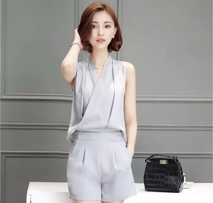 Віддам безкоштовно дитяче взуття, жіночий одяг