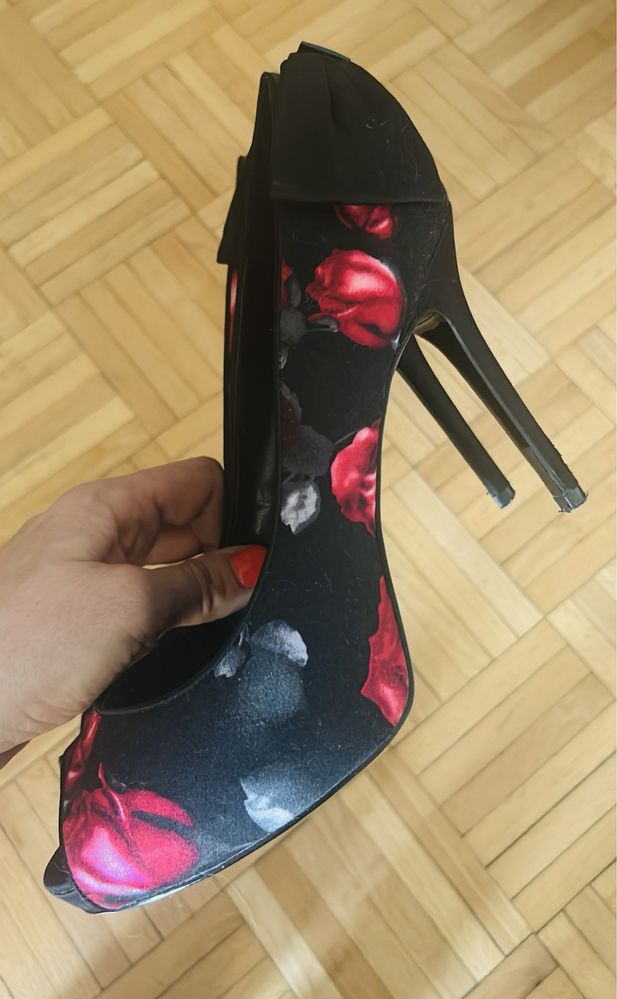 Czarne buty w róże na obcasie Jak Dolce & Gabbana szpilki kwiaty D&G