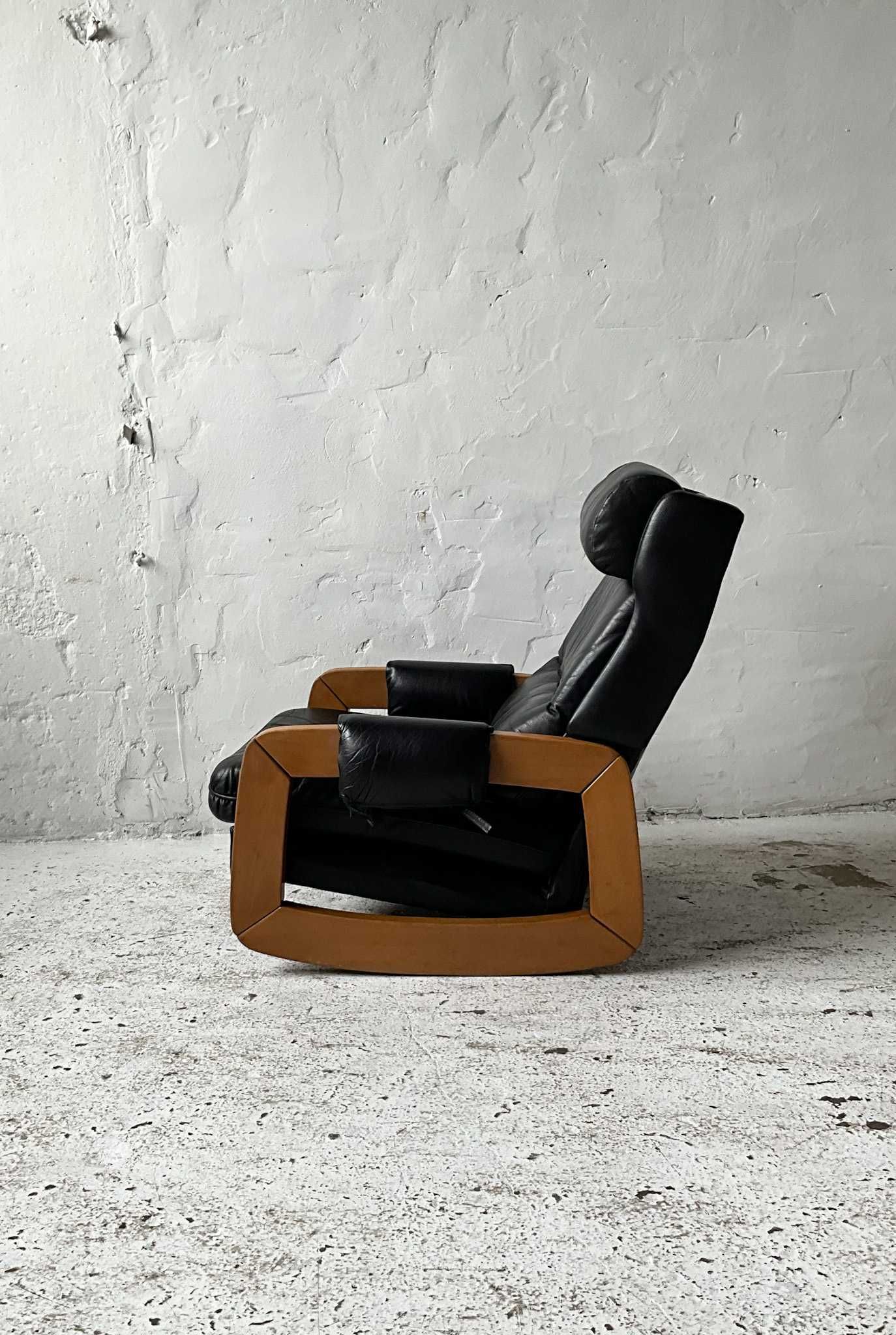 Brutalistyczny fotel bujany skóra lata 60 70 vintage design
