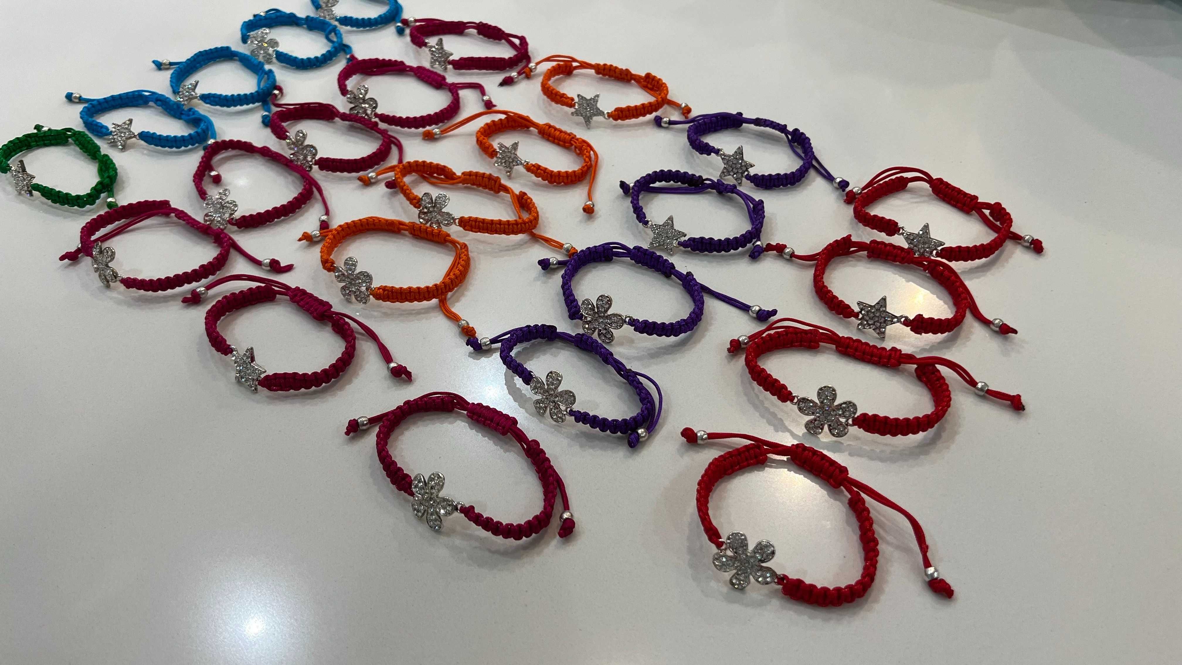 26 pulseiras em macramé ajustáveis