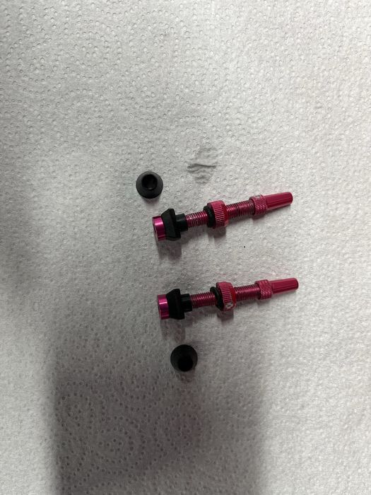 Wentyle tubeless Muc-Off różowe 44 mm aluminium, nowe gumki