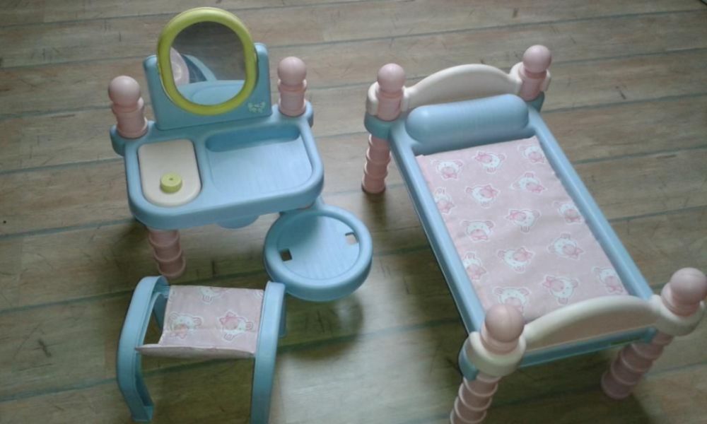 Mebelki meble dla lalek lalki maskotek - łóżeczko, toaletka, krzesełko