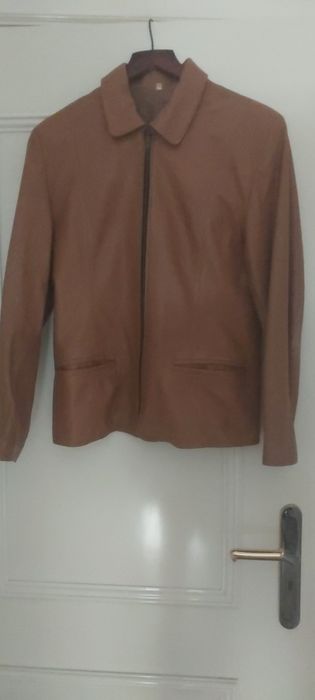 Casaca em pele castanha.Quase nova,em muito bom estado