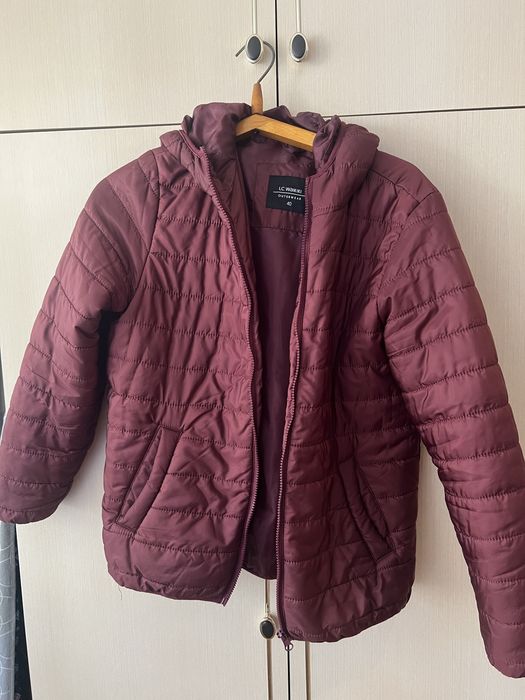Осіння куртка жіноча фірми LC Waikiki бордового кольору без дефектів і