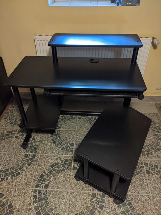 Czarne biurko komputerowe - wielkofunkcyjne, na kolkach