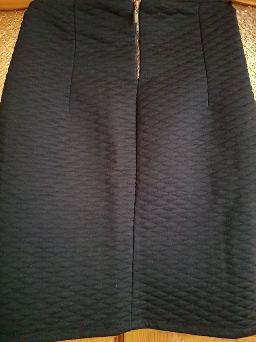 Spodnica czarna ołówkowa zgrabna sylwetka