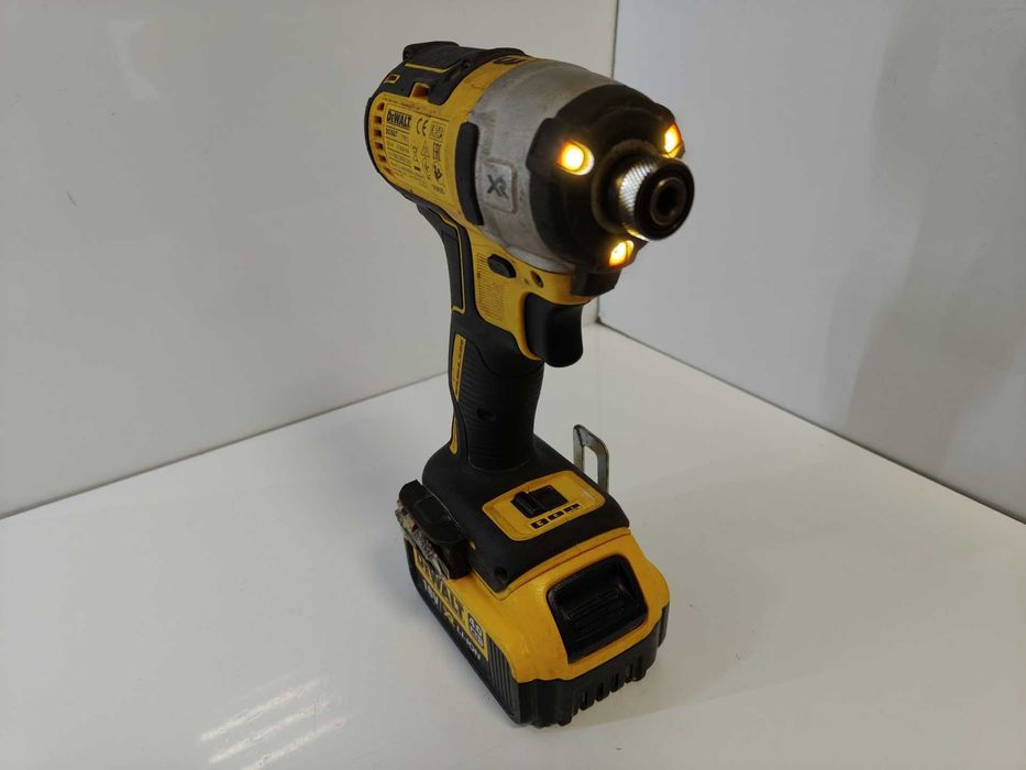 Zakrętarka udarowa DEWALT DCF887N 18V 205NM + AKU 4,0AH 18V