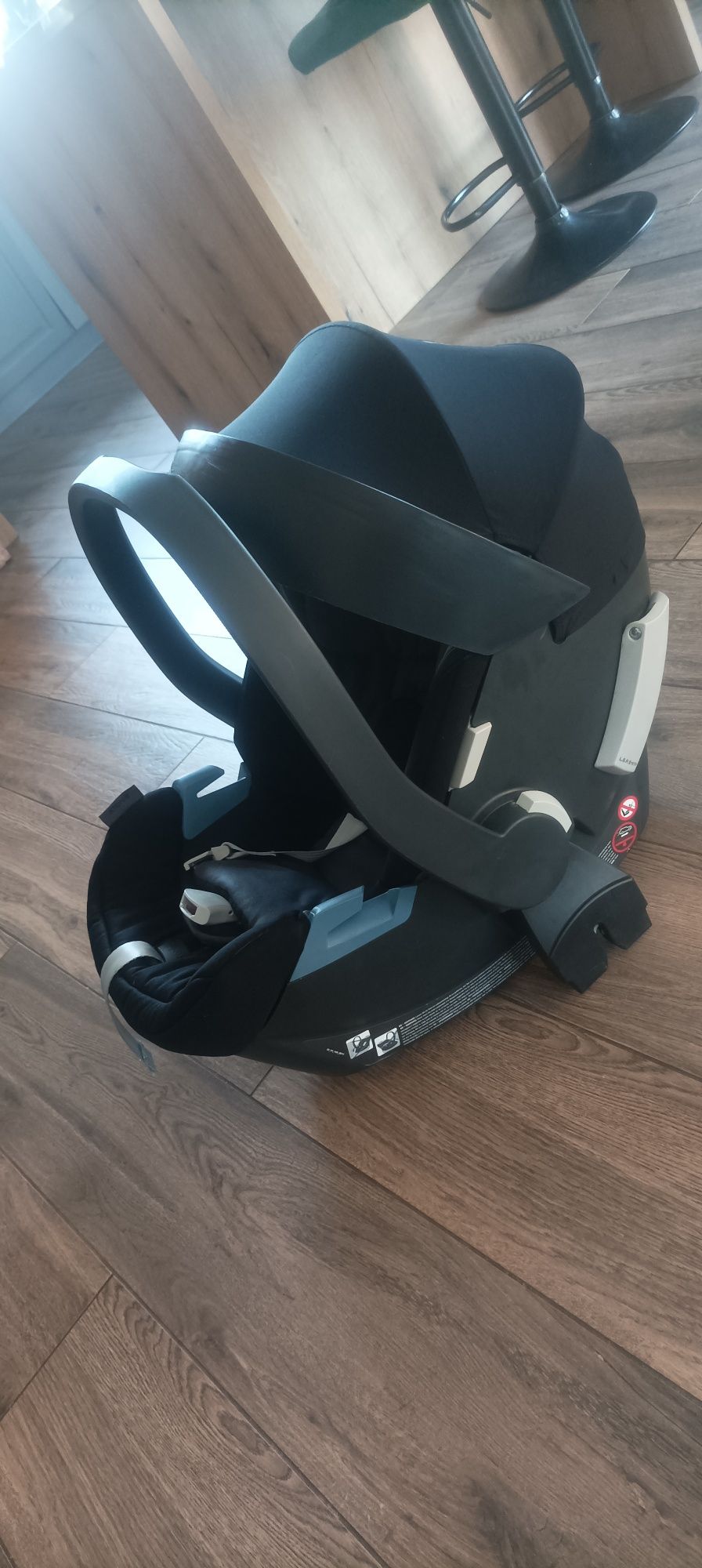 Fotelik niemowlęcy CYBEX 0-13kg, plus dodatkowe adaptery do wózka.

dł