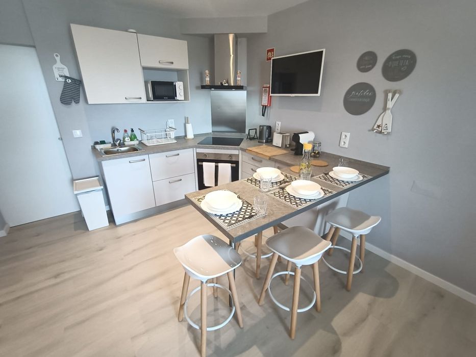 Apartamento T0 remodelado e mobilado