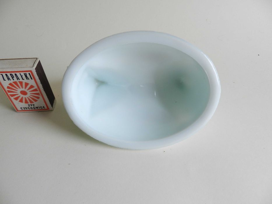 szklana średnia  kura biała lattimo tylko góra szkło PRL