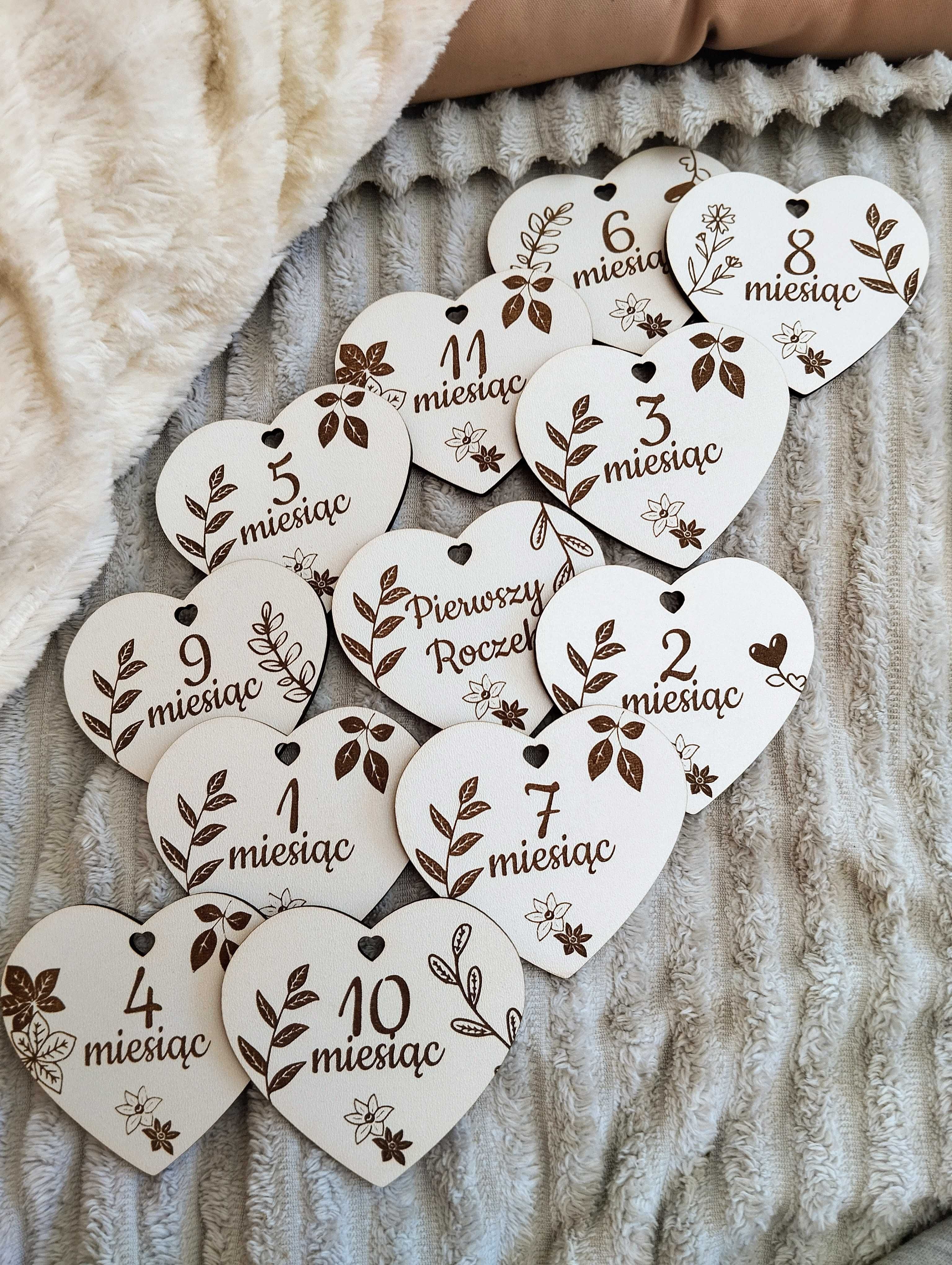 Drewniane tabliczki z miesiącami + 2 personalizowane