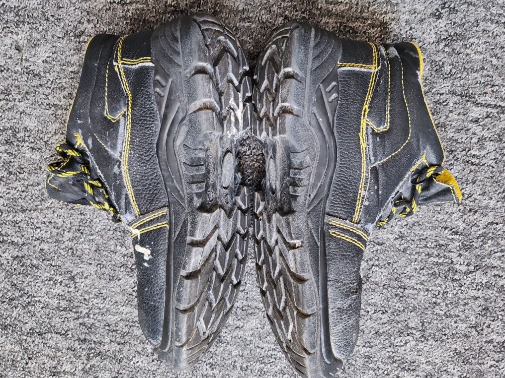 Buty robocze Reis 42 używane.