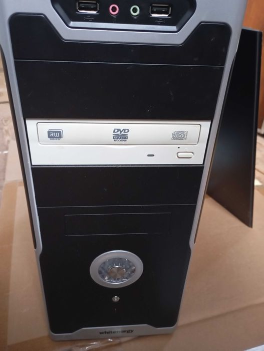 Zestaw: komputer stacjonarny, monitor, klawiatura