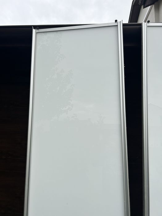 Dzwi przesuwne pod zabudowe biale szklane