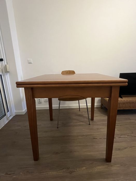 Mesa de jantar de madeira maciça