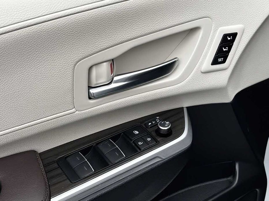 2023 Toyota Sienna Platinum 7-Passenger
