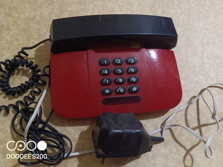 Продам п'ять стаціонарних телефонів. Один з USB